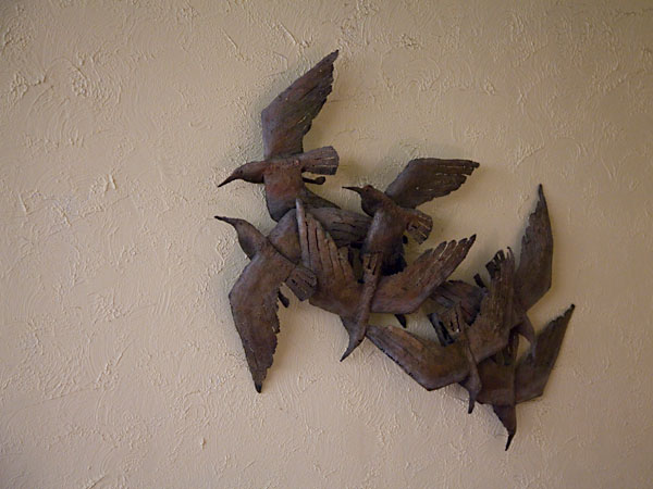 Taideteos Hopealyhdyn portaissa